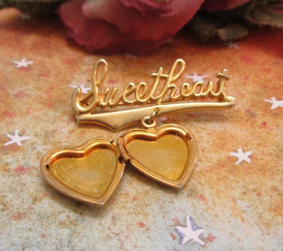 WWII US Army Gold Sweetheart Locket Pin ~ Vintage… - image 8