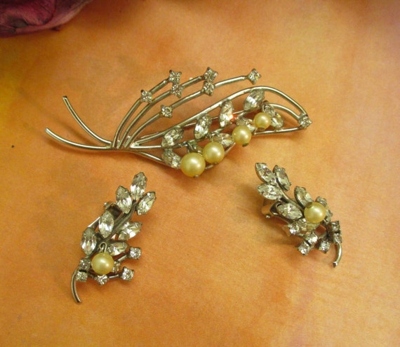 HATTIE CARNEGIE Floral Branch Brooch Earrings Set… - image 9