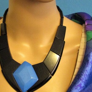 Collier Guillemette L'Hoir En Bakélite Galalithe | Pendentif Abstrait Rouge Et Noir