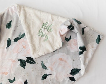 Spersonalizowany kocyk dla dziecka w stylu vintage z motywem różowego różu, pomysł na prezent na baby shower, kocyk z imieniem dziecka, monogramowany kocyk dla dziecka, spersonalizowany prezent dla dziecka