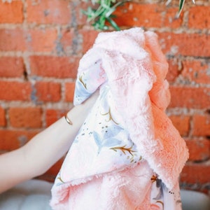 Manta de bebé personalizada, manta de bebé Minky, manta de bebé con nombre, manta de monograma, manta floral, manta de niña, rosa champán imagen 6
