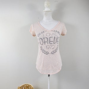 Vintage anos 00 Love Forever 1972 Cinza Claro Rosa Folhas Recife Decote Semi V Stretch Minimalista Manga Curta Camisa Top Blusa Camiseta Tamanho Pequeno
