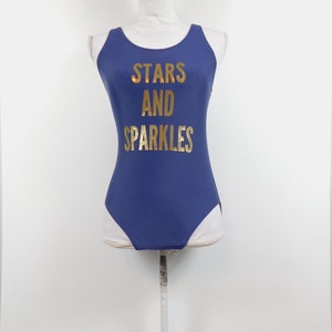 Vintage 00s Navy Blau Gold Sterne und funkelt glänzend Zitat One Piece Racerback Badeanzug Badeanzug Bademode Maillot Sz XS