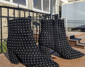 Botas estilo botines vintage de los años 00 en piel sintética negra y plateada con tachuelas plateadas, tacón bajo y grueso, punta puntiaguda, talla 6.5