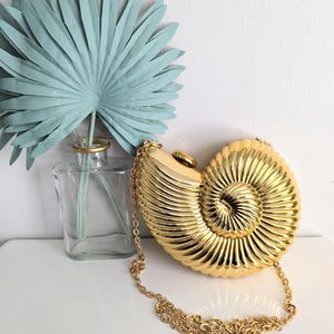 Vintage 00s Shiny Gold Seashell Beach Acrylic 3d Metal Clasp Closure Large Crossbody Long Straps Shoulder Evening Purse Bag Clutch