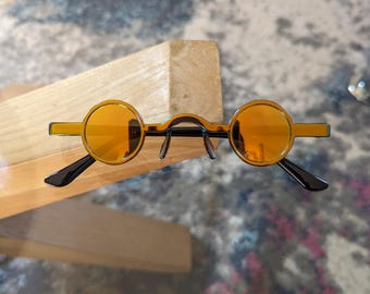 Gafas de sol vintage de los años 2000, color dorado, con montura redonda pequeña de plástico, estilo hippie, lentes de fantasía, accesorio de moda.