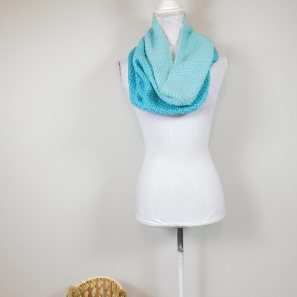 Vintage 00s Aqua Light Blue Ombre Knitted Crocheted Chunky Thick Cowl Infinity Loop Acrylic Lightweight Neck Scarf Accessory