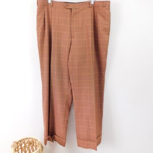 Mens Vintage 90s Burnt Orange Grid Checkered Print Pleated Front Tailored Polyester Bootleg Cuffed Hem Pants Trousers Sz 40R