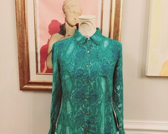 Vintage 00s Emerald Green Animal Snakeskin Print Pockets Gold Button Down Rayon Long Sleeve Collared Blouse Shirt Top Sz Small