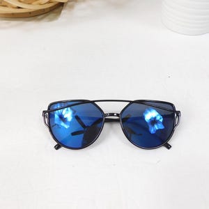 Vintage 00s Blue Black Mirrored Cat Eye Plastic Reflective Frame Oversized Fashion Retro Costume Sunglasses Lens Glasses Eyewear