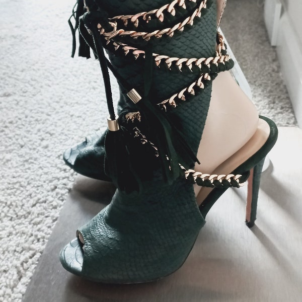 Vintage 00s Dark Green Snakeskin Print Stiletto PU Leather Open Toe Gold Chain Strap Up Tassle Fringe Shoes Heels Sandals Sz 9