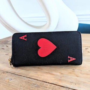 Cartera de lona de poliéster con cremallera dorada y diseño de as de corazones, estilo vintage de los años 2000, color negro y rojo, accesorio de moda.