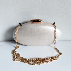 Vintage 00-tals elfenbensfärgad marmortryck guld akryl oval formad formell brudväska bröllopsväska handväska modeaccessoar kuvertväska