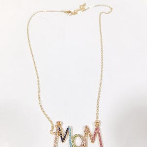 Vintage 00s Mom Strass Gold Bunt Wort Muttertag Anhänger Charm Kette Metall Lang Kostüm Schmuck Halskette Mode Accessoire