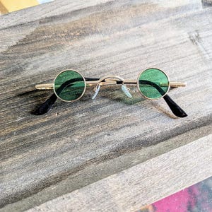 Vintage 00s Green Gold Tinted Tiny Round Metal Frame Fashion Steampunk Hippie Sunglasses Lens Classic Costume Glasses Sunnies