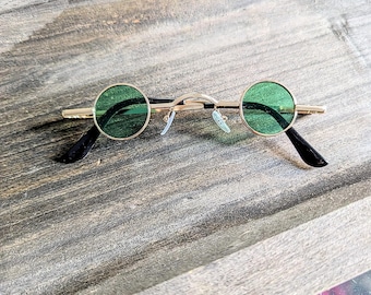 Occhiali da sole vintage anni 2000, montatura in metallo tonda, tinta oro verde, moda steampunk hippie, lenti classiche, occhiali da sole