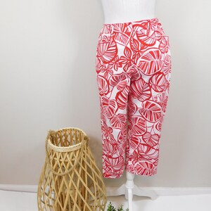 Pantaloni capri estivi a vita media elasticizzati Talbots vintage anni '90 con stampa a foglie rosse e bianche, taglia Medium Petite