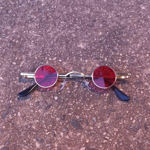 Gafas de sol vintage estilo hippie steampunk de los años 2000 con montura metálica redonda pequeña teñida en dorado rojo, lentes clásicas para disfraz.