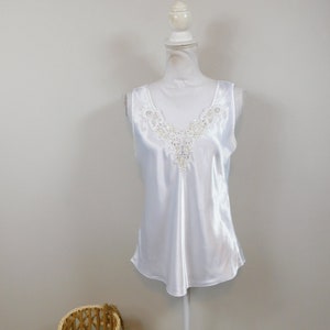 Camisola de tirantes con escote en V y ribete de encaje con cuentas de perlas y estampado floral sedoso blanco de los años 80 de Cinema Exoile, talla mediana