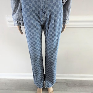 Könnte beinhalten: Blaue Jeans aus Denim mit einem karierten Muster. Die Jeans haben eine gerade Bein und eine hohe Taille.