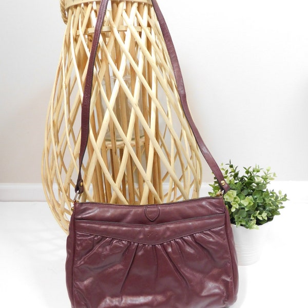Vintage 80s Etienne Aigner Burgundy Gold Tone Leather Structured Pleated Shoulder Strap Handbag Purse Bag Fashion Accessory