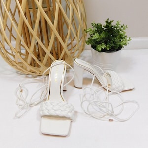 Vintage 00s Weiß Kunstleder Gewebte Geflochtene Krawatte String Up Offene Spitze Knöchel Spitze Chunky Minimal High Heels Sandalen Schuhe Sz 7.5 / 38