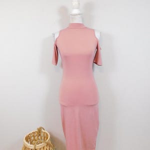 Vintage 00s Mauve Pink Off Cold Shoulder Mock Neck Sheath Fitted Stretch Bodycon Knee Length Short Sleeve Pencil Dress Sz Small