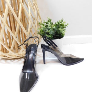 Vintage 00s schwarz klar transparent Lucite geschlossen spitze Zehe Knöchel Riemen Gürtel Gold Slingback Stiletto High Heels Schuhe Pumps 6