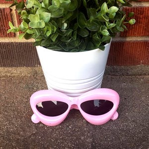 Vintage 00s Light Pink Black Tinted Bubble Oval Shaped Cat Eye Round Plastic Frame Y2K Fashion Sunglasses Lens Glasses Eyewear