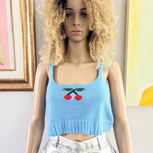 Vintage 00-tals blåröd körsbärsmönstrad virkad vävd stickad ribbad rund halsringning ärmlös kort linne skjorta tröja storlek small