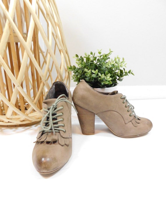 Vintage 00s Taupe Brown Leather Tassel Flap Victorian Fringe Chunky High Heel Ankle Tie Up Round Toe Boots Booties Shoes Sz 37/7