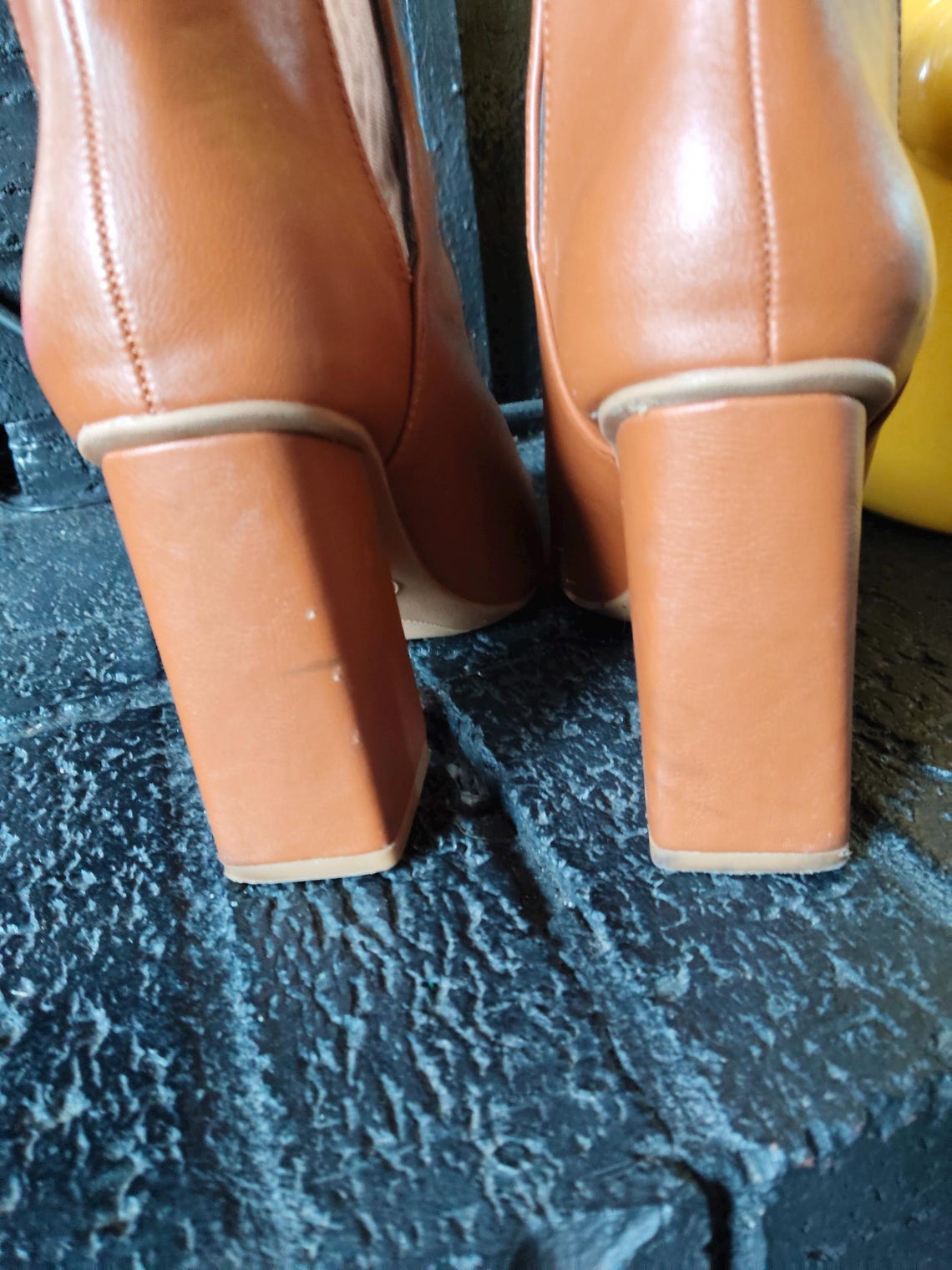 Vintage 00s Tan Brown Faux Leather Cutout Side Chunky Low Short Heel Minimal Pointed Toe Ankle Boots Booties Shoes Sz 7.5, Foto 4 von 5