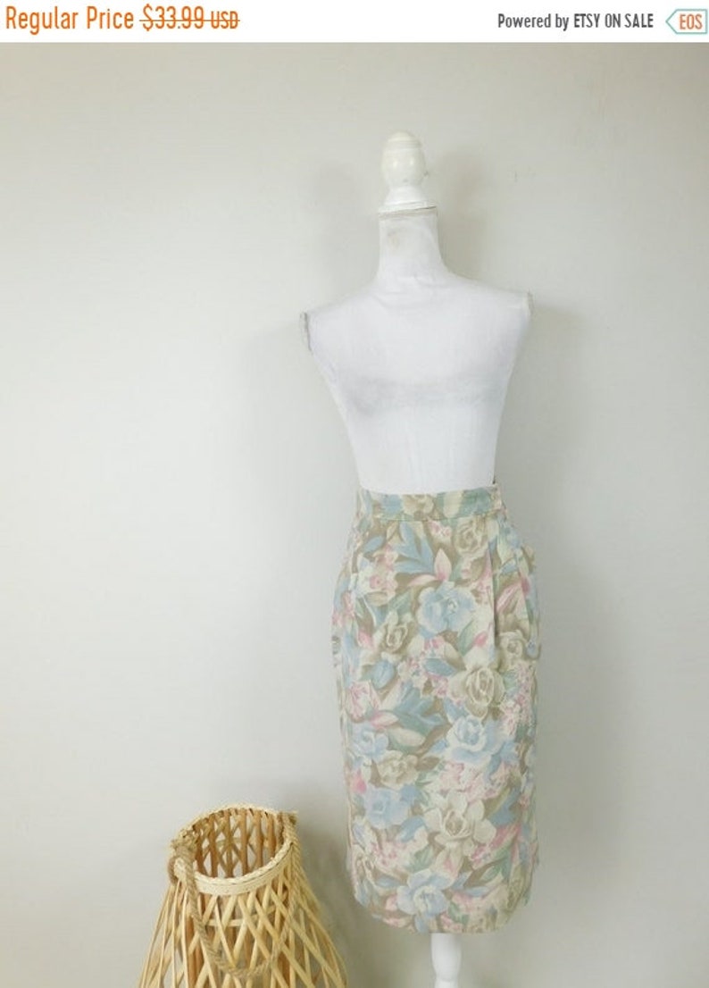 50% OFF FALL SALE Vintage 80s Southern Lady Beige Muted Pastel Floral Flower Print Pleated High Waist Knee Length Pencil Skirt Sz Medium 