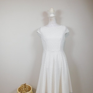 Vintage 90s Evan Picone White Geometric Print Crochet Knitted Satin Trim Lined Crewneck Cap Sleeve Fit and Flare Dress Sz 4 Small