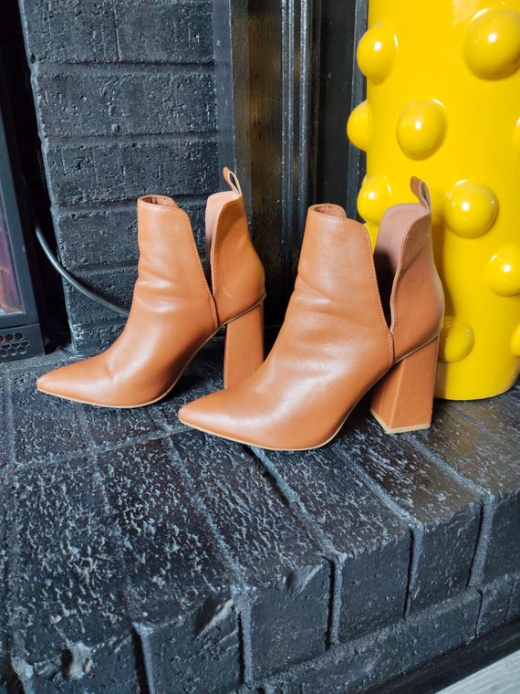 Vintage 00s Tan Brown Faux Leather Cutout Side Chunky Low Short Heel Minimal Pointed Toe Ankle Boots Booties Shoes Sz 7.5