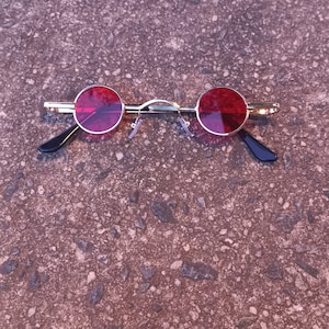 Vintage 00s Rot Gold getönte kleine runde Metallrahmen Mode Steampunk Hippie Sonnenbrillen Objektiv klassische Kostüm Brille Sunnies