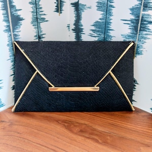 Vintage 00s Black Gold Shiny Snakeskin Print Textured Minimal Medium Envelope Handbag Purse Fashion Accessory Bag Clutch