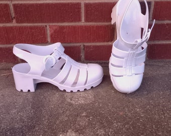 Vintage 90s White Plastic Round Strappy Belted Gel Rubber Closed Toe Classic Minimal Jelly Slingback Low Heel Flats Shoes Sz 9