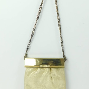 Bolso organizador de estilo vintage de los años 80 con correa de cadena para el hombro, con herrajes metálicos brillantes en color beige y dorado