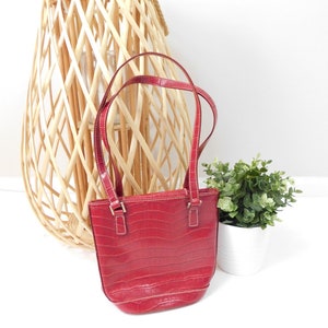 Bolso bandolera vintage de piel de serpiente roja oscura de Liz Claiborne con correa de metal plateado y cuero sintético, accesorio de moda