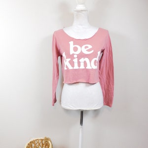 Vintage 00s Mauve Pink White Be Kind Word Quote Lightweight Scoop Neck Minimal Long Sleeve Shirt Crop Top Blouse Tee Sz Small