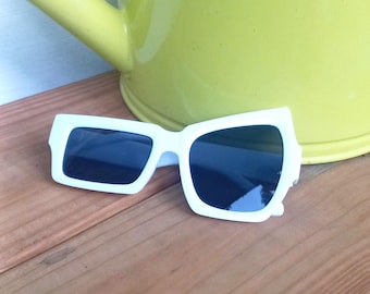 Occhiali da sole vintage anni 2000, bianchi, neri, di forma quadrata irregolare, in plastica, con protezione UV400, montatura e lenti alla moda