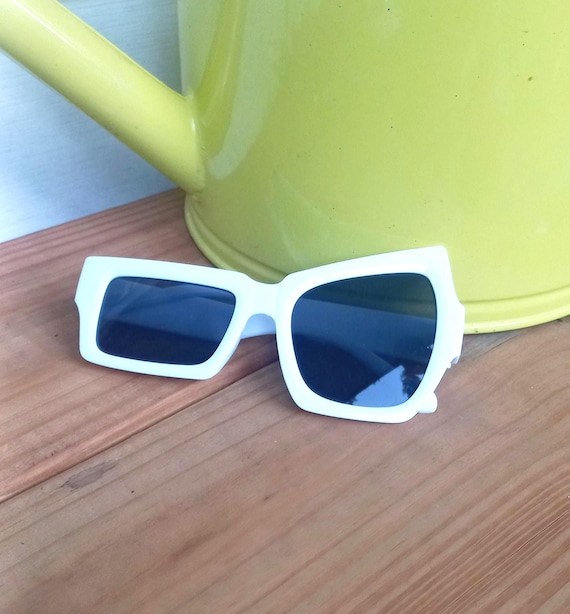 Occhiali da sole vintage anni 2000, bianchi, neri, di forma