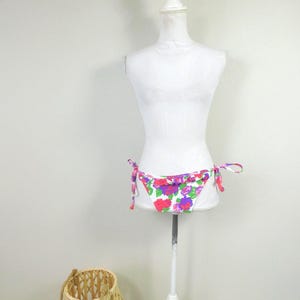 Vintage 00s White Hot Pink Ruffle Trim Low Waist Floral Flower Rose Print Bikini Side Tie String Swimsuit Swimwear Bottom Sz Medium