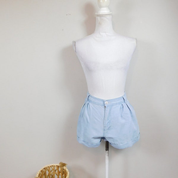 Vintage 90s Light Wash Blue Mid Rise Pleated Front Jean Denim Rolled Cuffed Hem Minimal Trouser Shorts Bottoms Sz 39 Waist Large