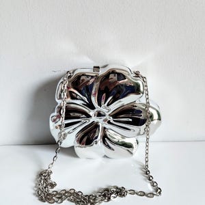 Vintage 00s Shiny Silber Metallic Blumen Acryl 3d Metall Verschluss Große Crossbody Lange Riemen Schulter Abend Geldbörse Tasche Clutch