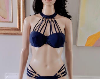 Vintage 00s granatowy pasek z przodu otwarty złoty pierścień metalowy 2-częściowy strój kąpielowy bikini rozmiar mały 32B