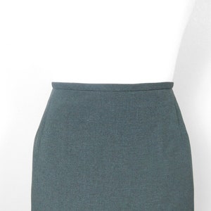 Vintage 1980s Dark Green Polyester High Waist Lined Minimal Knee Length Formal Pencil Straight Skirt Bottom Sz 16/XL Plus Size image 2