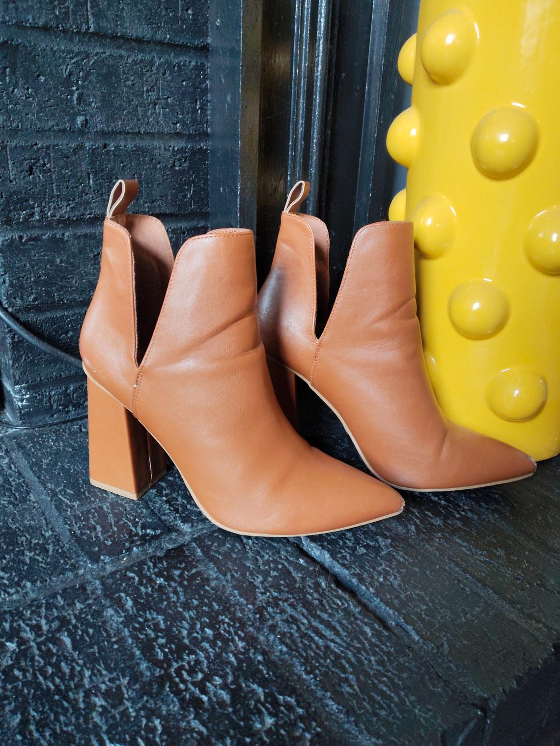 Vintage 00s Tan Brown Faux Leather Cutout Side Chunky Low Short Heel Minimal Pointed Toe Ankle Boots Booties Shoes Sz 7.5, Foto 2 von 5