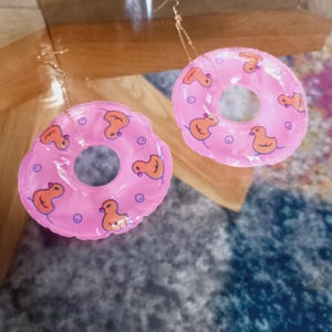 Pendientes de aro grandes inflables de plástico rosa y amarillo con estampado de pato de goma vintage de los años 2000 para piscina, bisutería, accesorio de moda